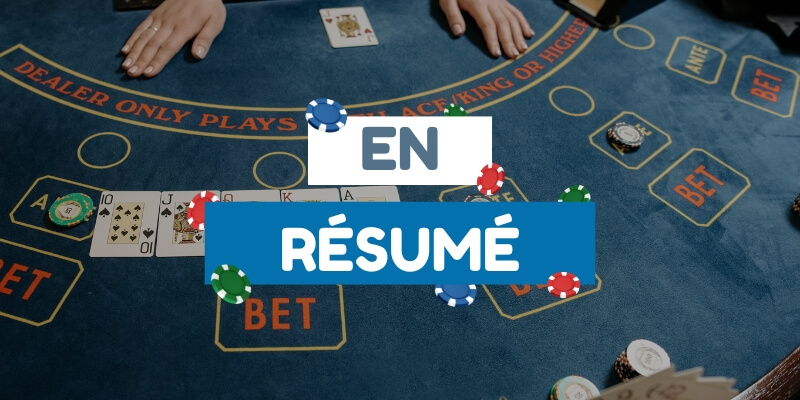 Cartes et jetons de casino sur la table de Baccarat